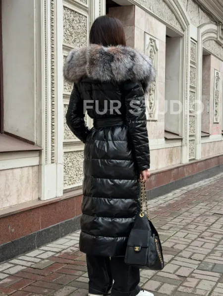 Чёрное пуховое пальто с меховым капюшоном из чернобурки - фото 12
