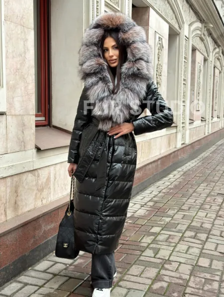 Чёрное пуховое пальто с меховым капюшоном из чернобурки - фото 16