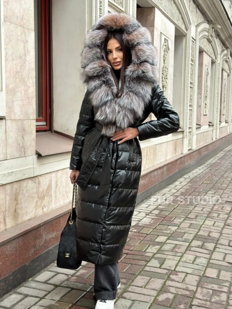 Чёрное пуховое пальто с меховым капюшоном из чернобурки