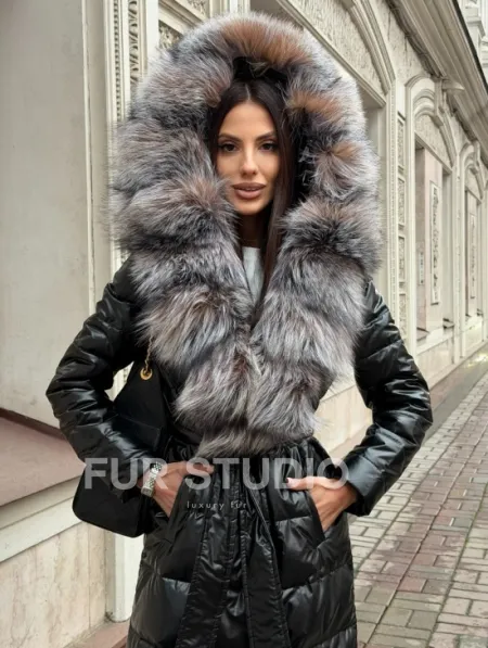 Чёрное пуховое пальто с меховым капюшоном из чернобурки - фото 10