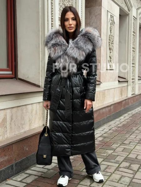 Чёрное пуховое пальто с меховым капюшоном из чернобурки - фото 0