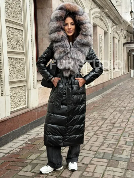 Чёрное пуховое пальто с меховым капюшоном из чернобурки - фото 11