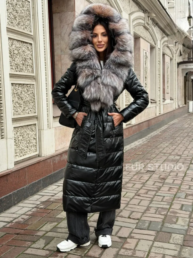 Чёрное пуховое пальто с меховым капюшоном из чернобурки