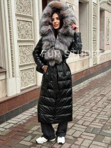 Чёрное пуховое пальто с меховым капюшоном из чернобурки - фото 9