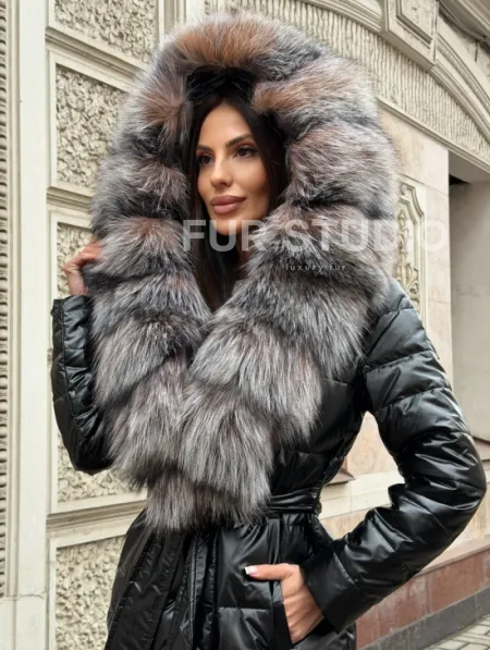Чёрное пуховое пальто с меховым капюшоном из чернобурки - фото 7