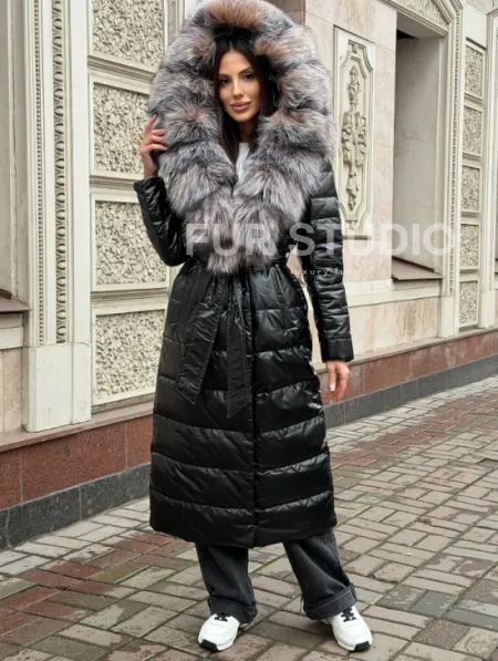 Чёрное пуховое пальто с меховым капюшоном из чернобурки - фото 8