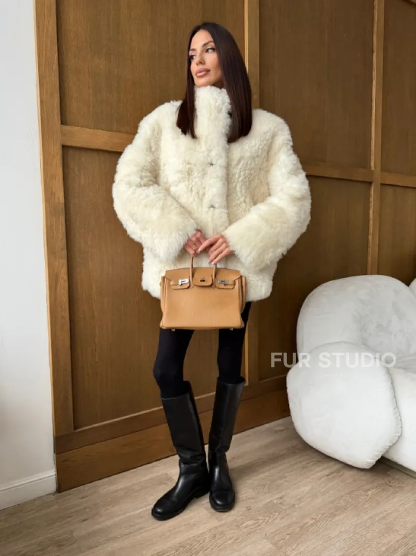 Светлая женская двухсторонняя дубленка - фото 11