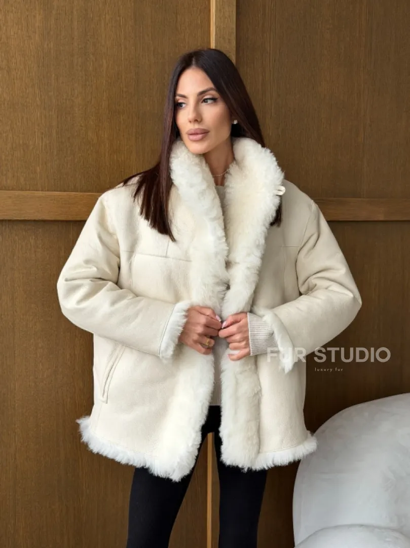 Светлая женская двухсторонняя дубленка