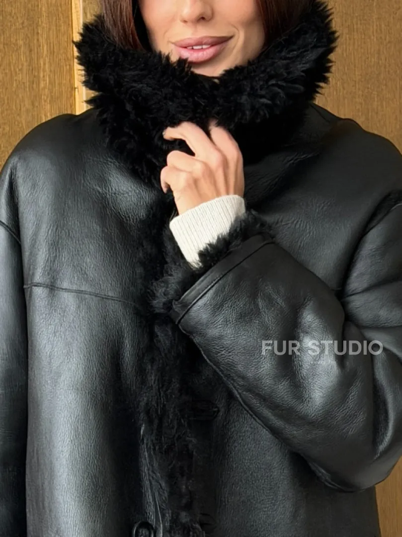 Черная двухсторонняя дубленка из меха тиградо