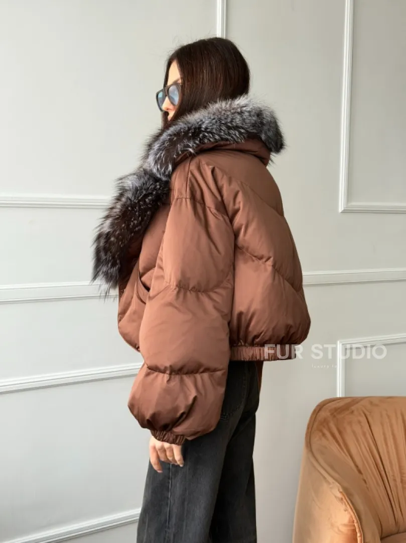 Короткий пуховик с мехом чернобурки