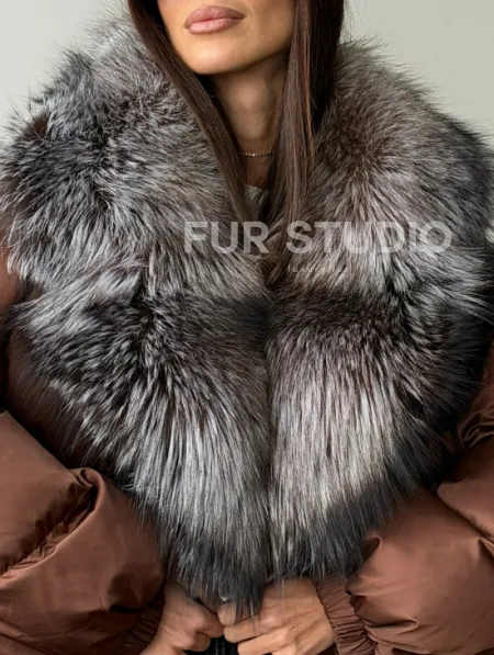 Короткий пуховик с мехом чернобурки - фото 1