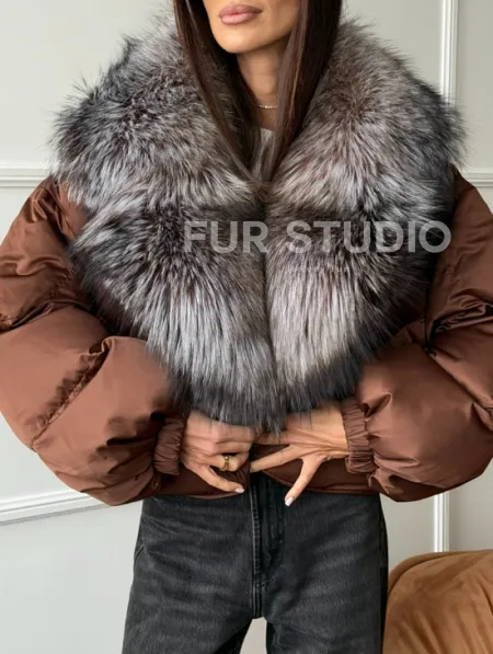 Короткий пуховик с мехом чернобурки - фото 2