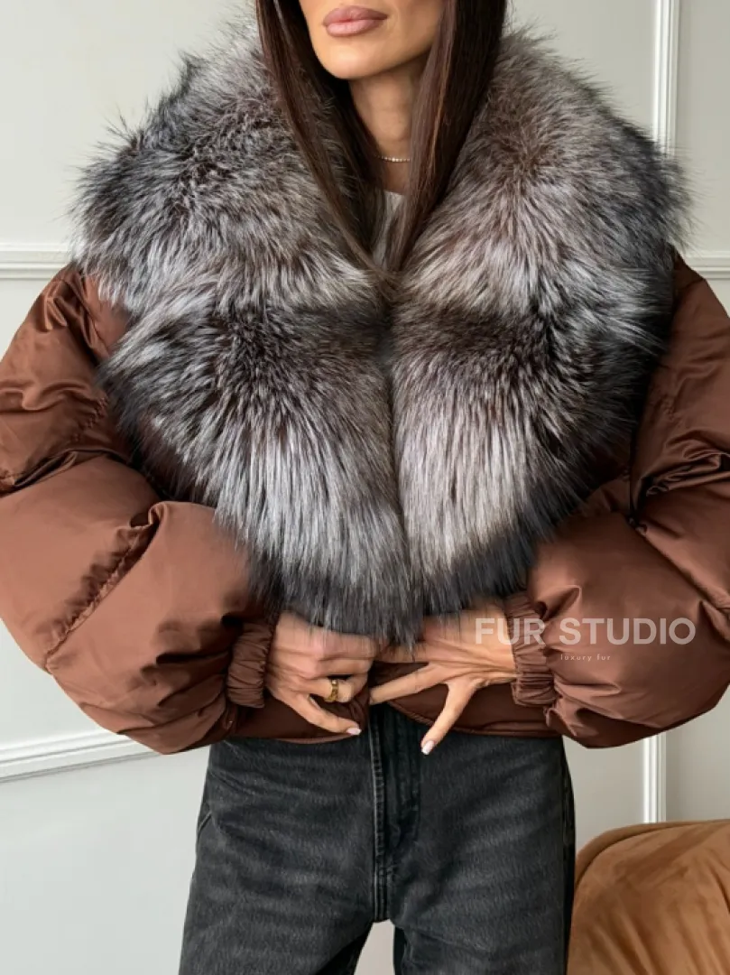 Короткий пуховик с мехом чернобурки