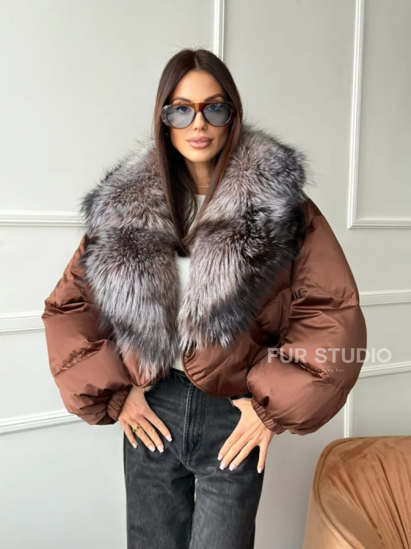 Короткий пуховик с мехом чернобурки