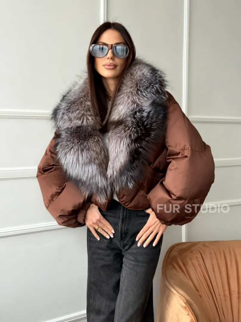 Короткий пуховик с мехом чернобурки