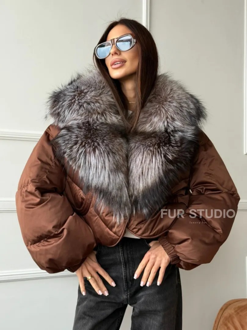 Короткий пуховик с мехом чернобурки