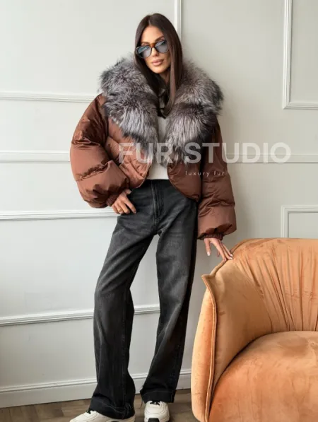 Короткий пуховик с мехом чернобурки - фото 3