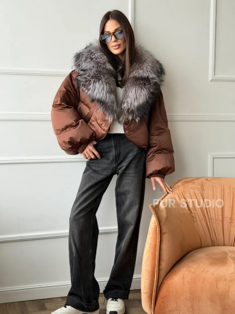 Короткий пуховик с мехом чернобурки