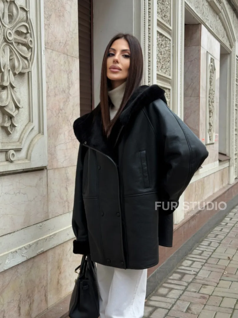 Женская дубленка с капюшоном - фото 11