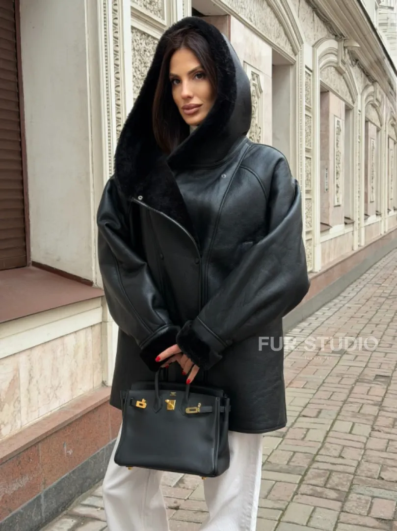 Женская дубленка с капюшоном - фото 0