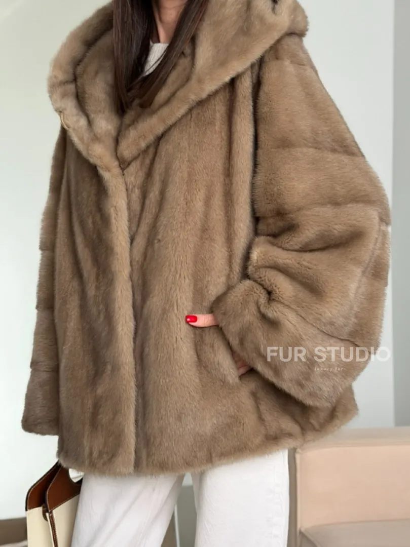 Короткая зимняя норковая шуба с капюшоном