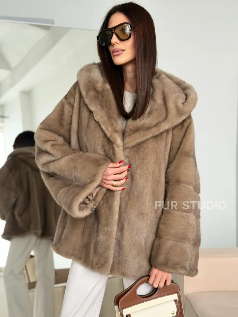 Короткая зимняя норковая шуба с капюшоном
