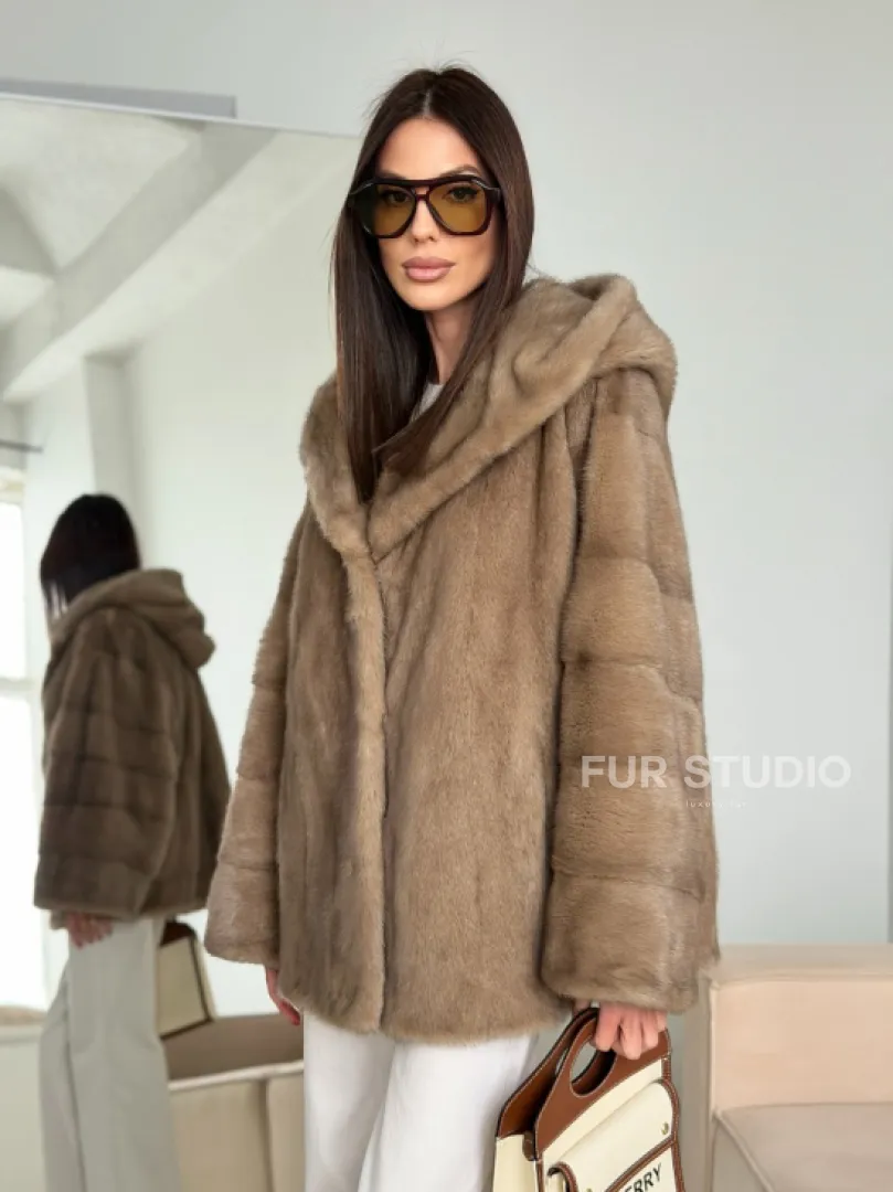Короткая зимняя норковая шуба с капюшоном