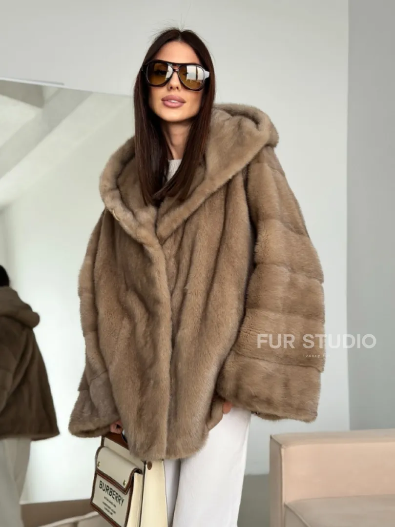 Короткая зимняя норковая шуба с капюшоном