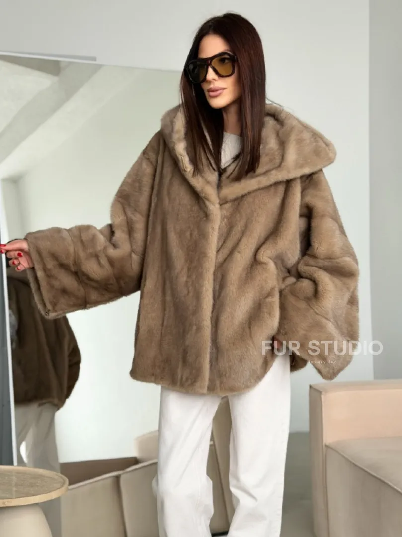 Короткая зимняя норковая шуба с капюшоном