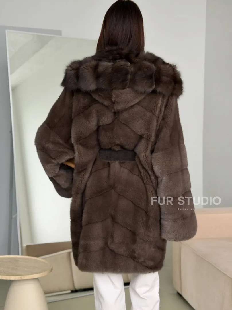 Шуба норковая с капюшоном из куницы