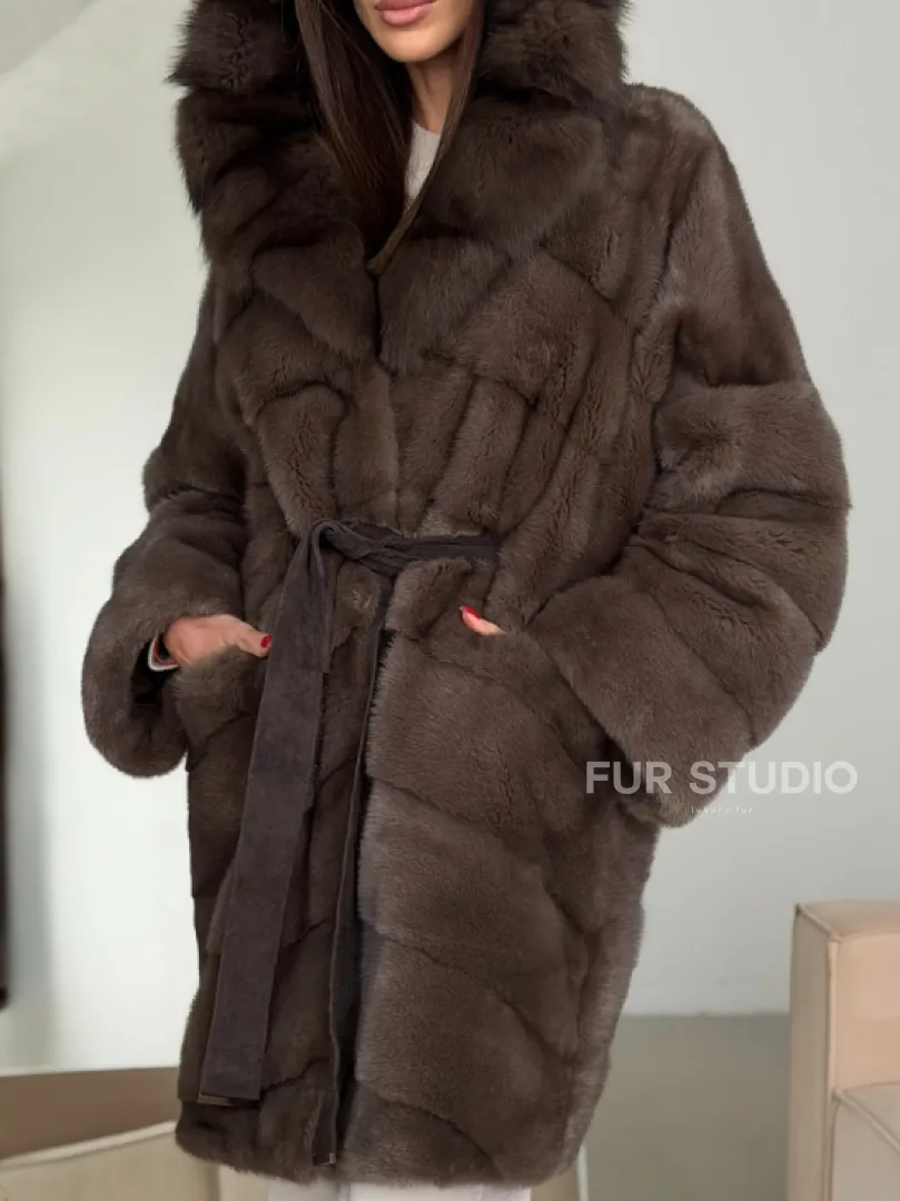 Шуба норковая с капюшоном из куницы