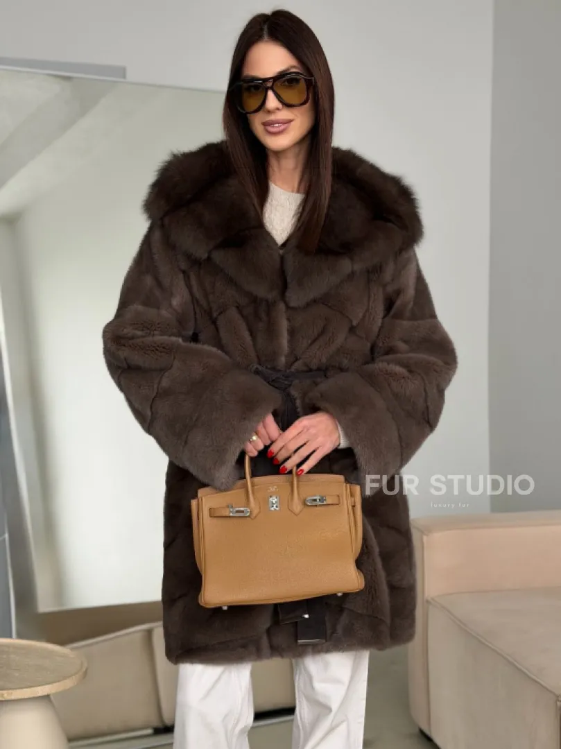 Шуба норковая с капюшоном из куницы