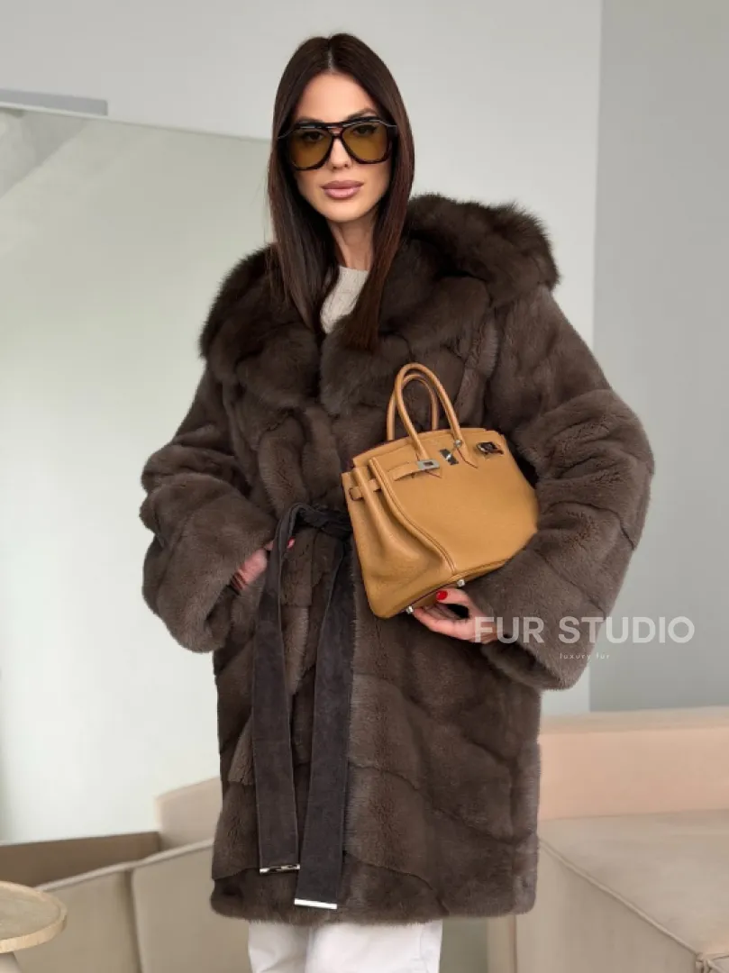 Шуба норковая с капюшоном из куницы