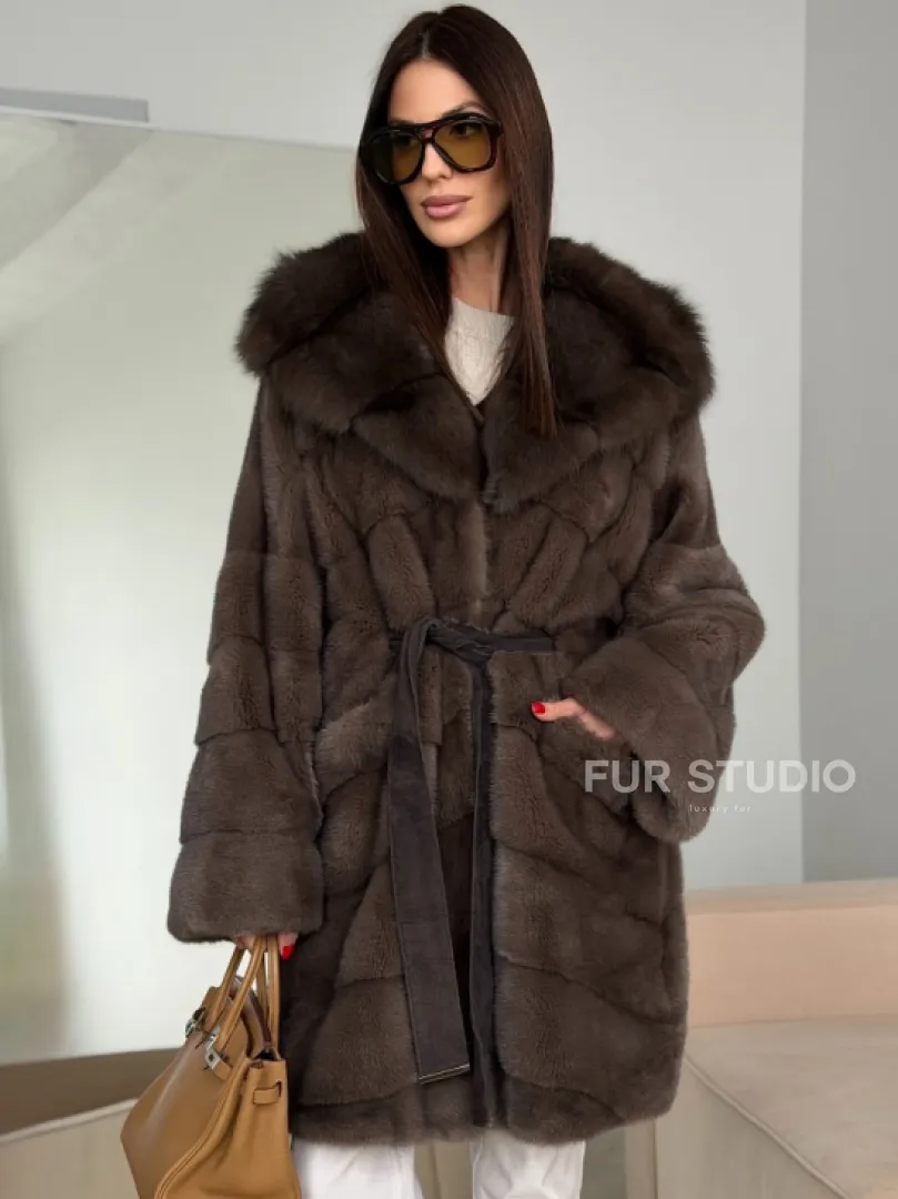 Шуба норковая с капюшоном из куницы