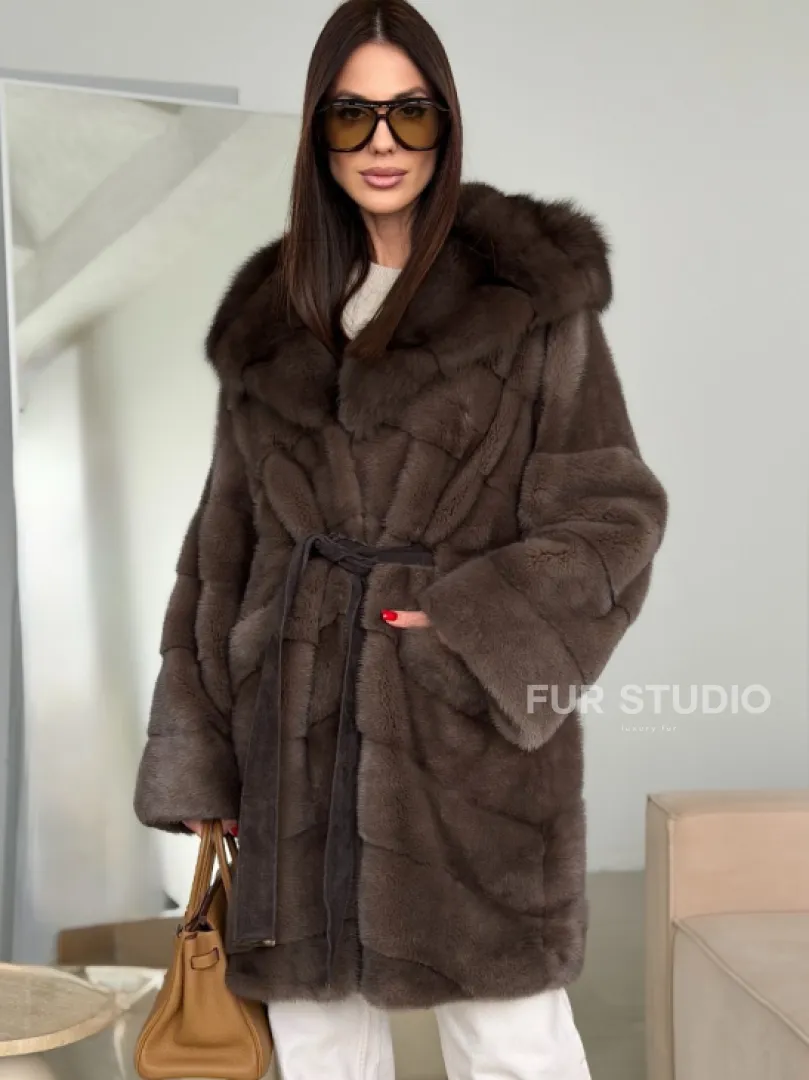 Шуба норковая с капюшоном из куницы