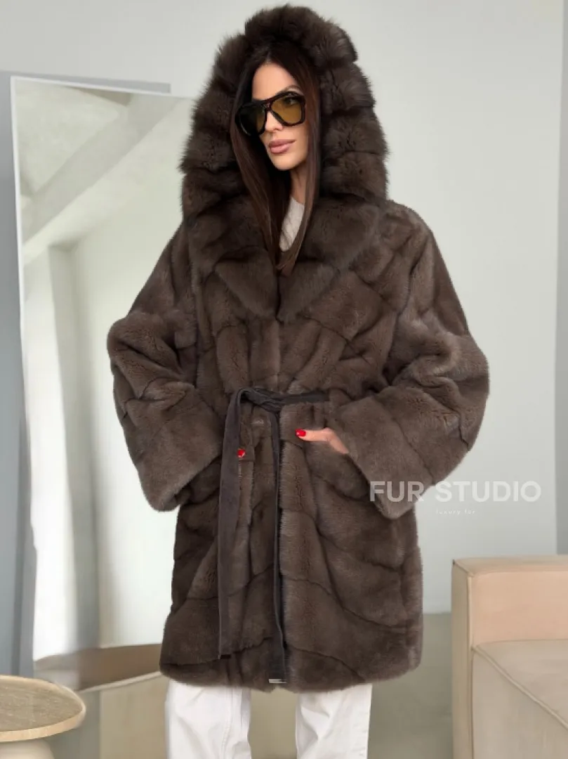 Шуба норковая с капюшоном из куницы