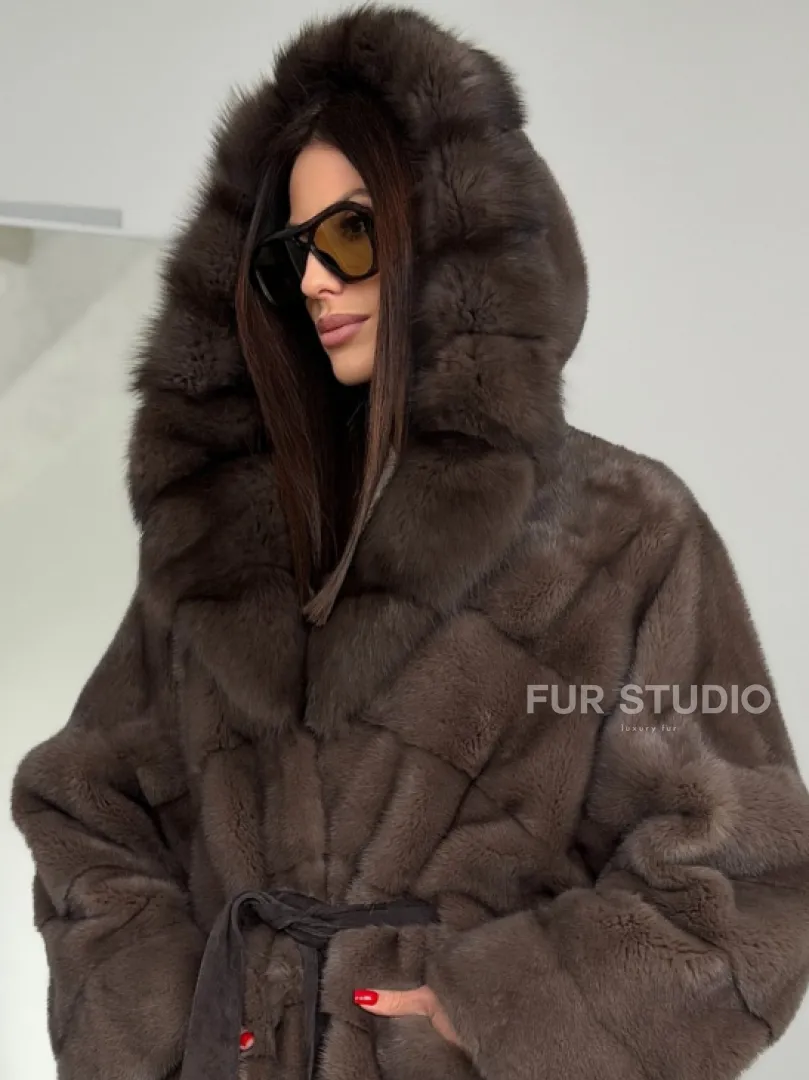 Шуба норковая с капюшоном из куницы