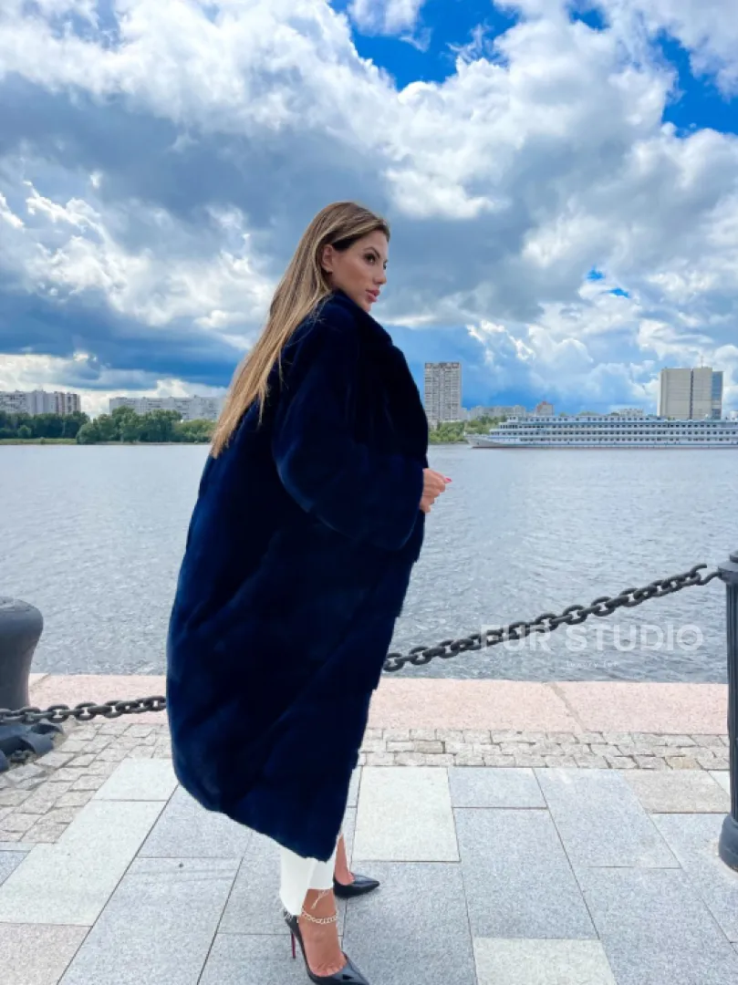 Шуба из плюшевой норки в цвете индиго