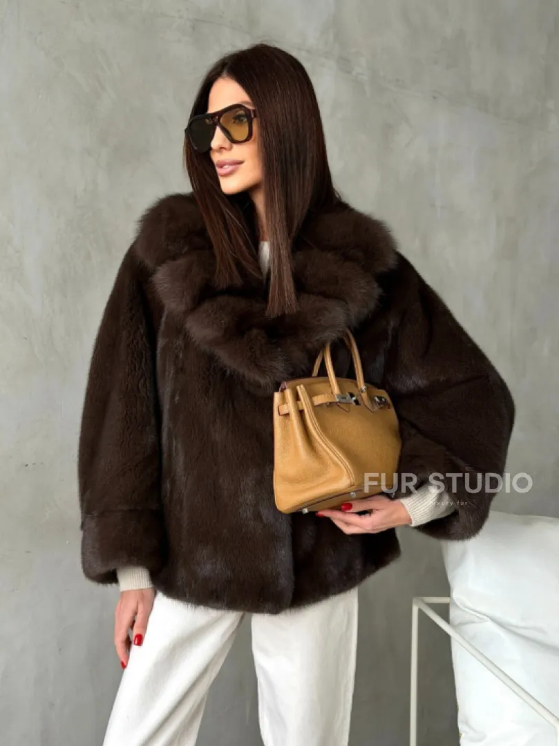 Короткий норковый жакет с воротником из куницы