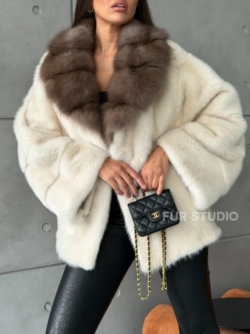 Норковая шуба с отделкой на воротнике из куницы