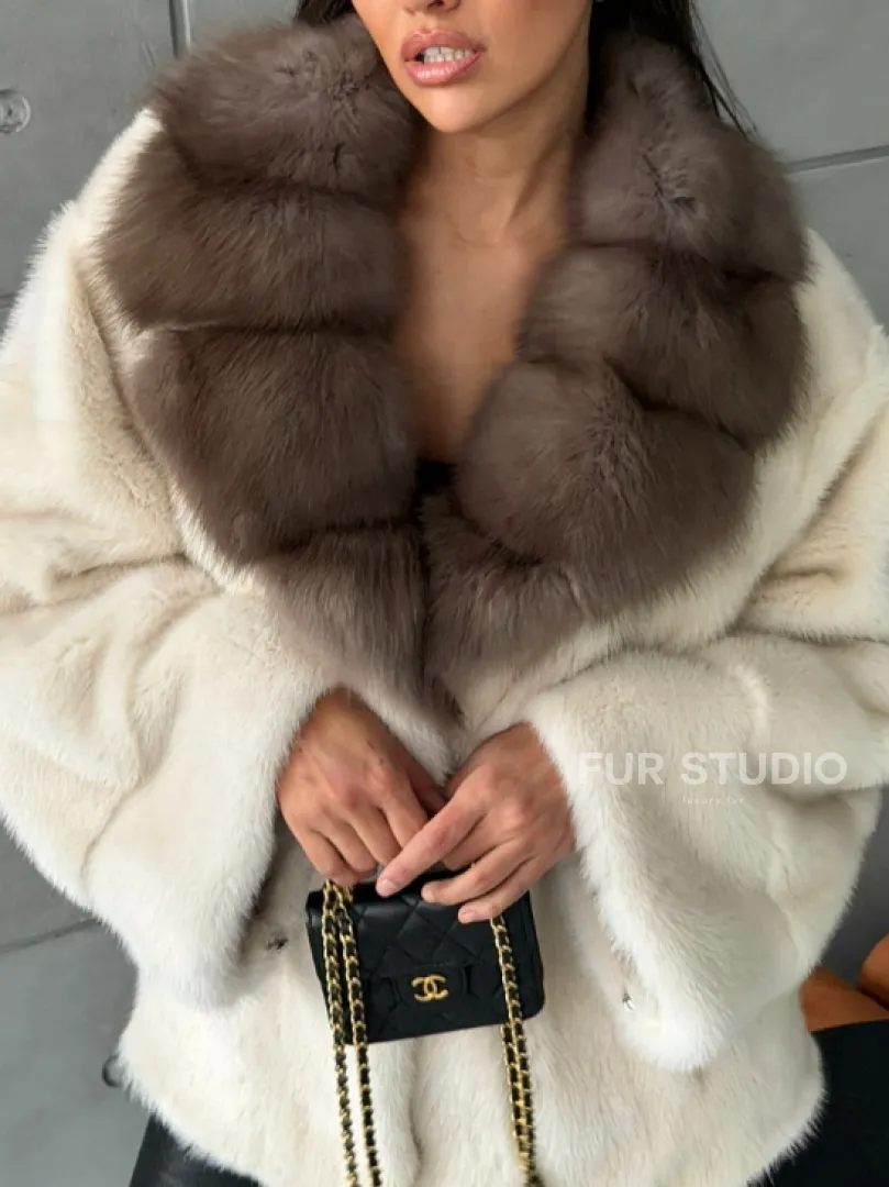 Норковая шуба с отделкой на воротнике из куницы