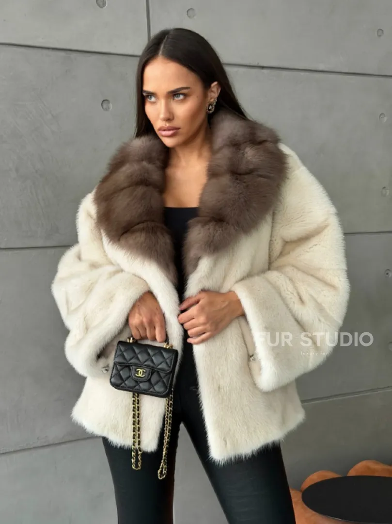 Норковая шуба с отделкой на воротнике из куницы