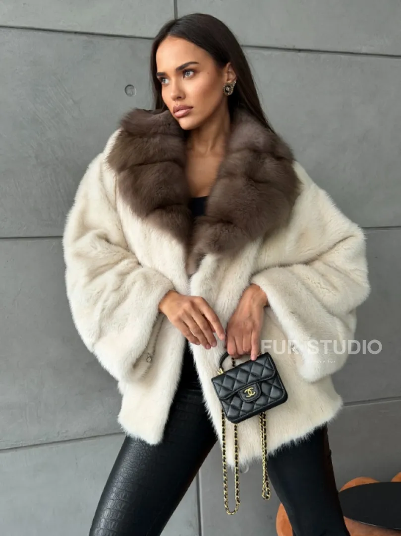 Норковая шуба с отделкой на воротнике из куницы