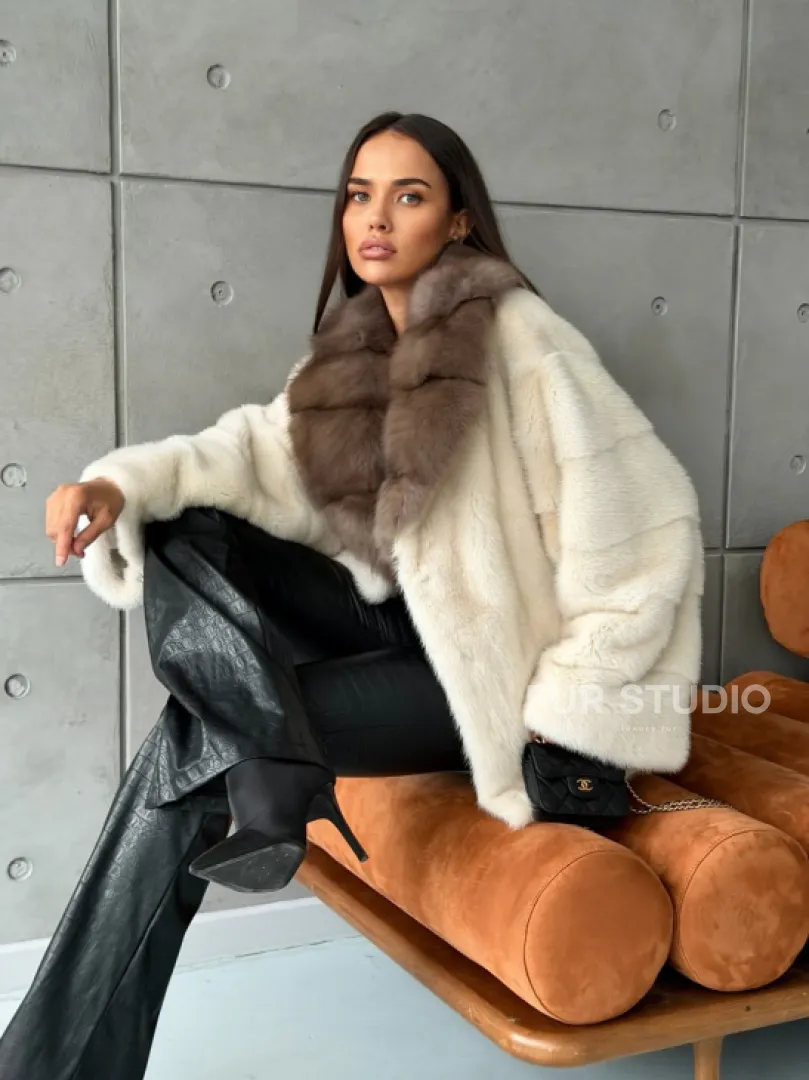 Норковая шуба с отделкой на воротнике из куницы - фото 12