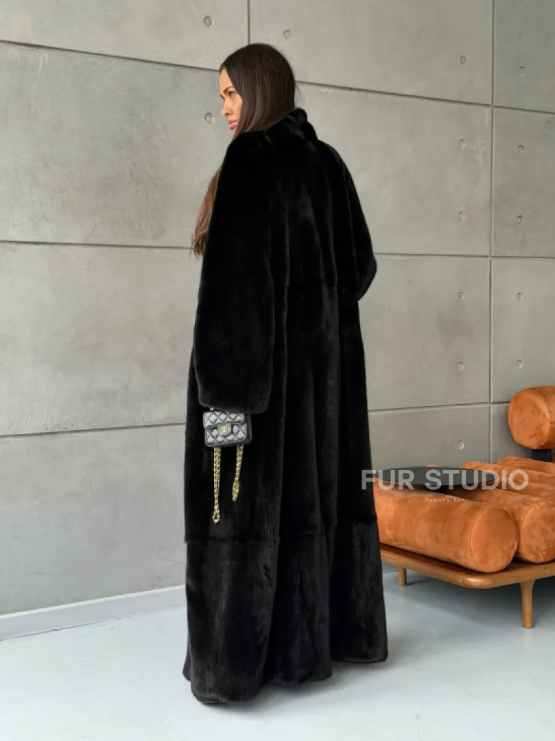 Длинная черная шуба из меха норки Saga furs