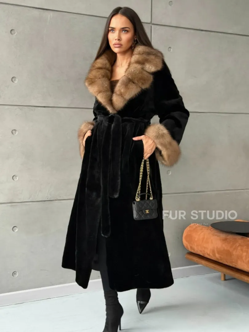 Шуба из чёрной стриженой норки, воротник и манжеты из куницы