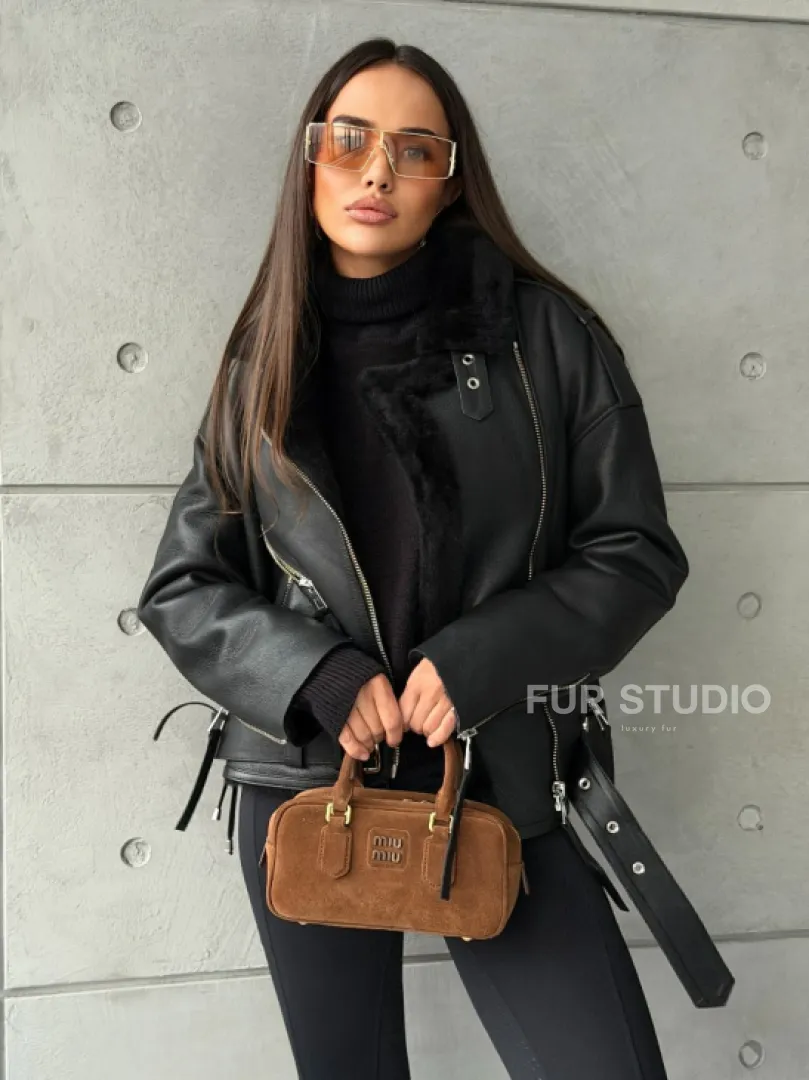 Черная короткая дубленка авиатор