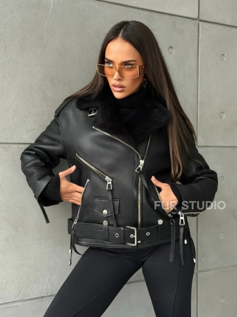 Черная короткая дубленка авиатор - фото 14