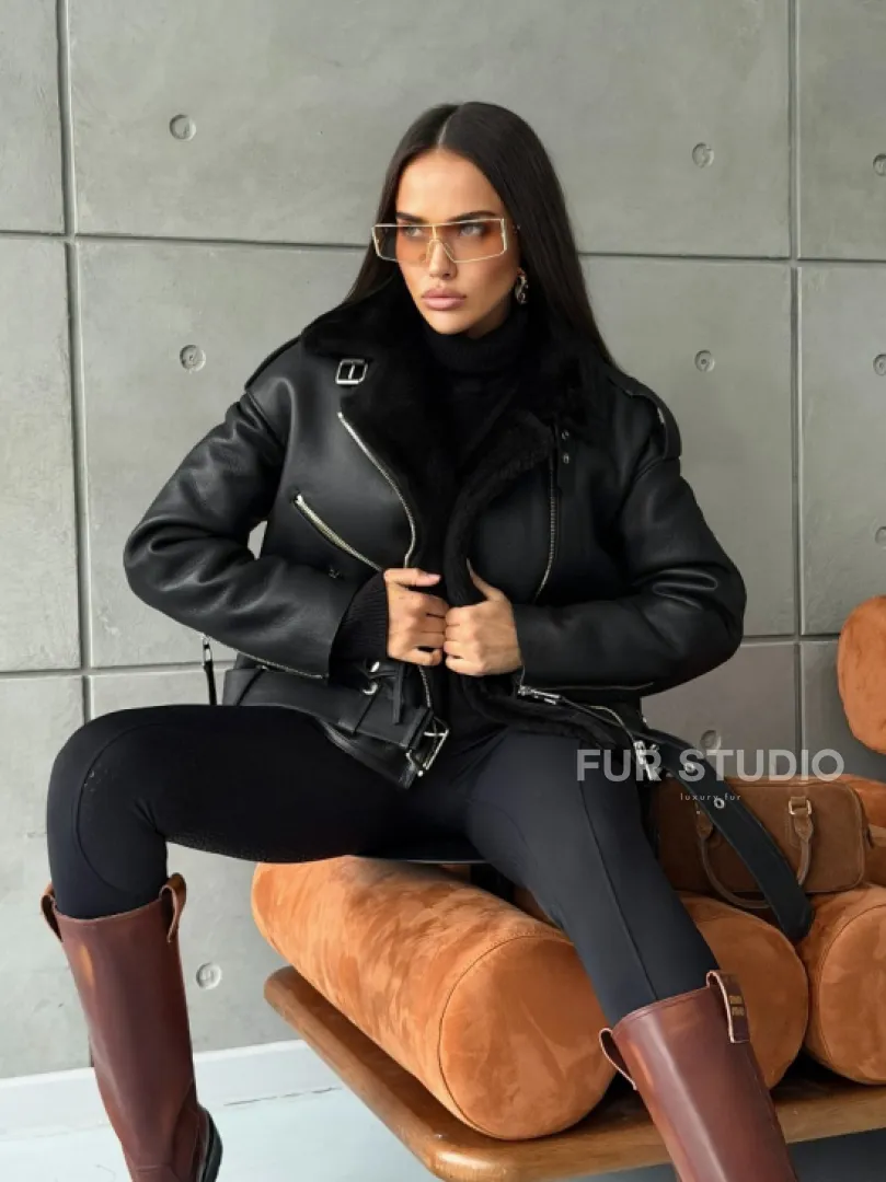 Черная короткая дубленка авиатор