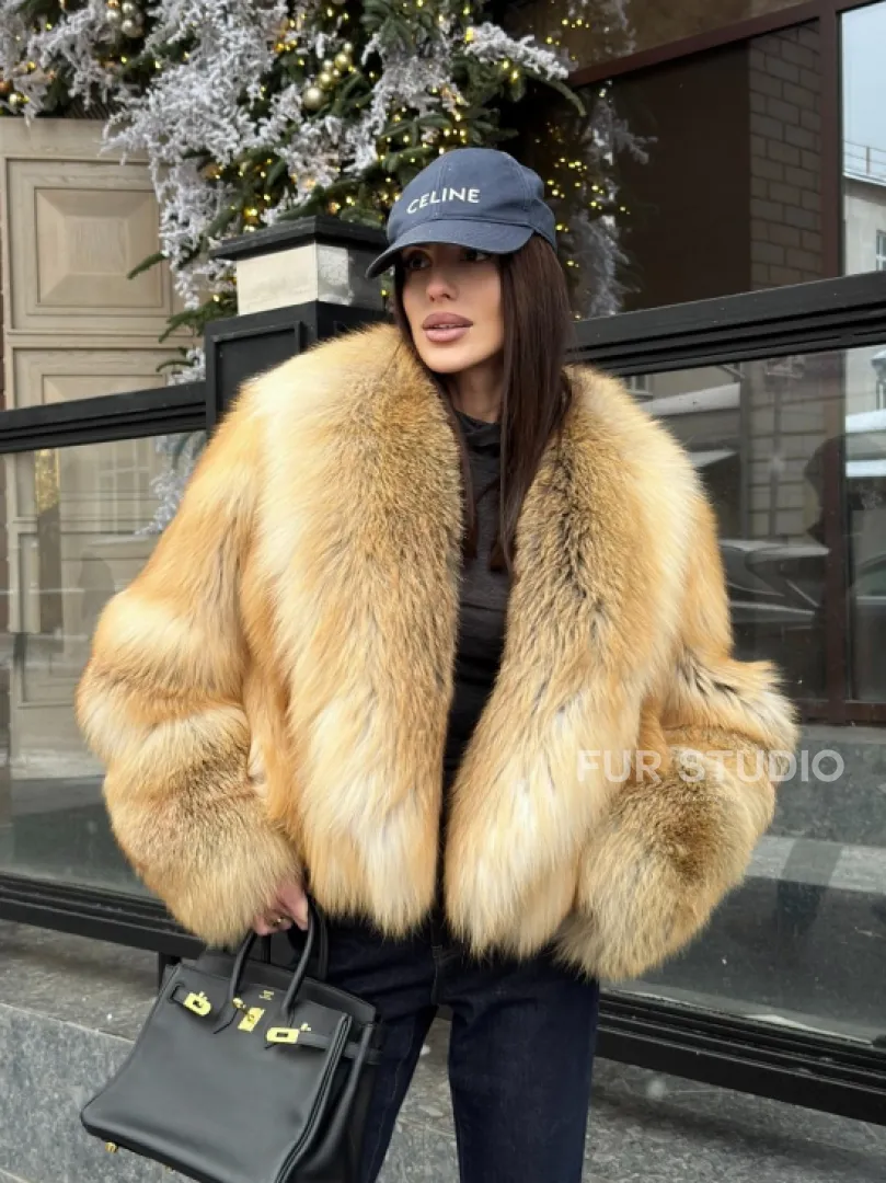 Полушубок-кроп с большим шалевым воротником из меха лисы Golden Sunrise - фото 14